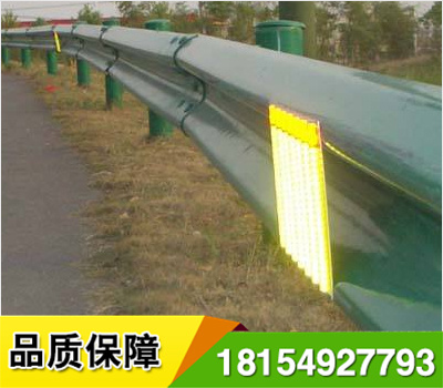 道路輪廊標(biāo)的英文名稱 Delineator，它是沿道路兩側(cè)邊緣設(shè)置、用于顯示道路邊界輪廓、指引車輛正常行駛、具有逆反射性能的一種交通安全設(shè)施，從功能上說，輪廓標(biāo)是一種視線誘導(dǎo)設(shè)